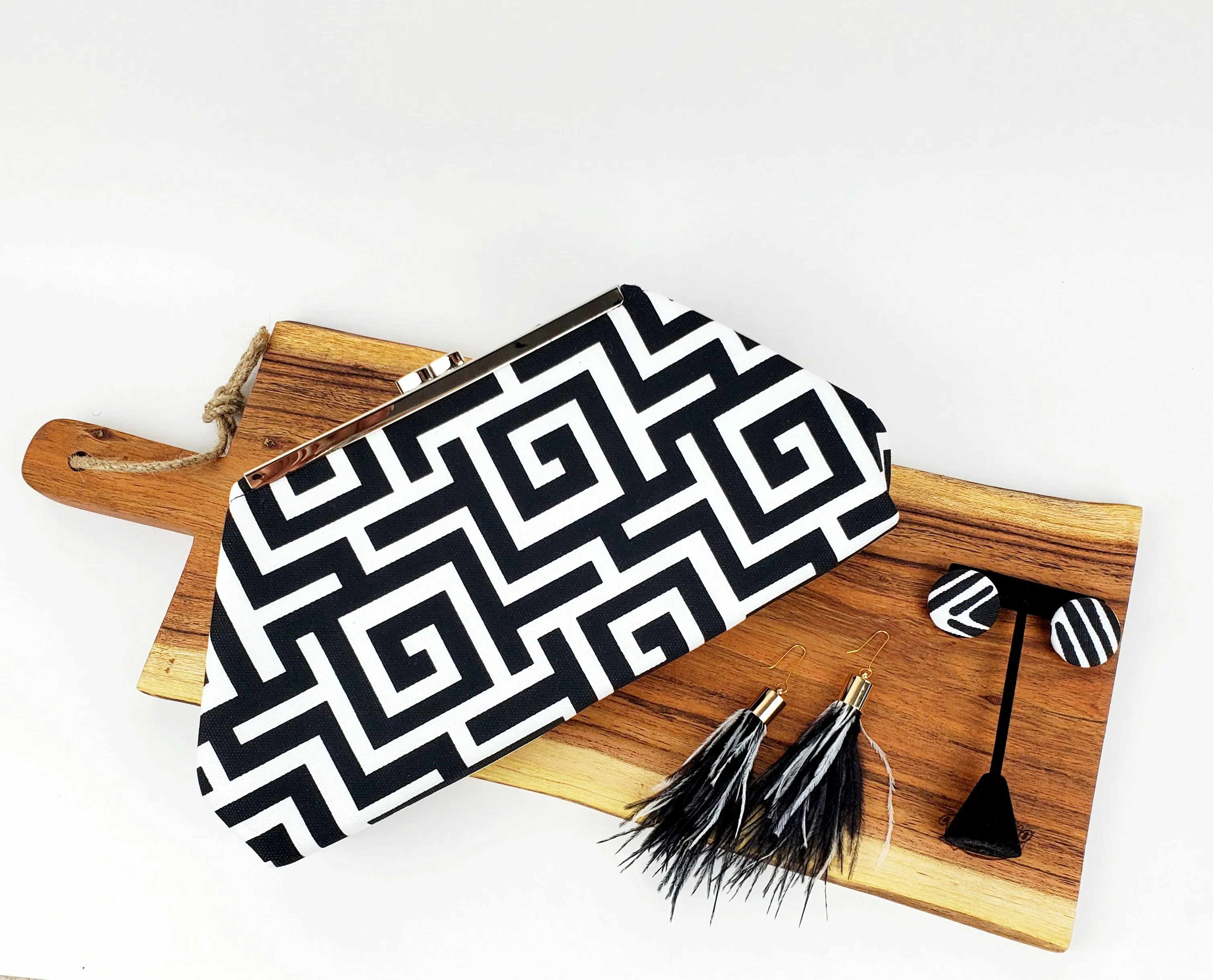 Jazz Clasp- Black & White Maze Clutch